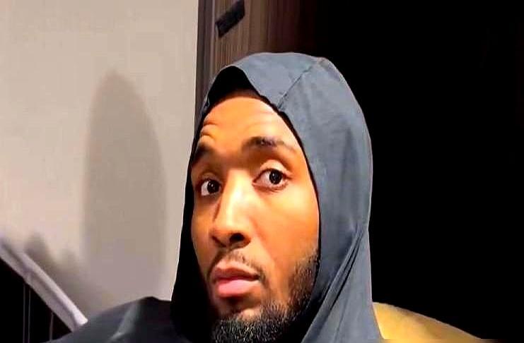 36岁，那个曾被全网骂“球霸”的男人，主动把刀递给了别人。更衣室里，米切尔