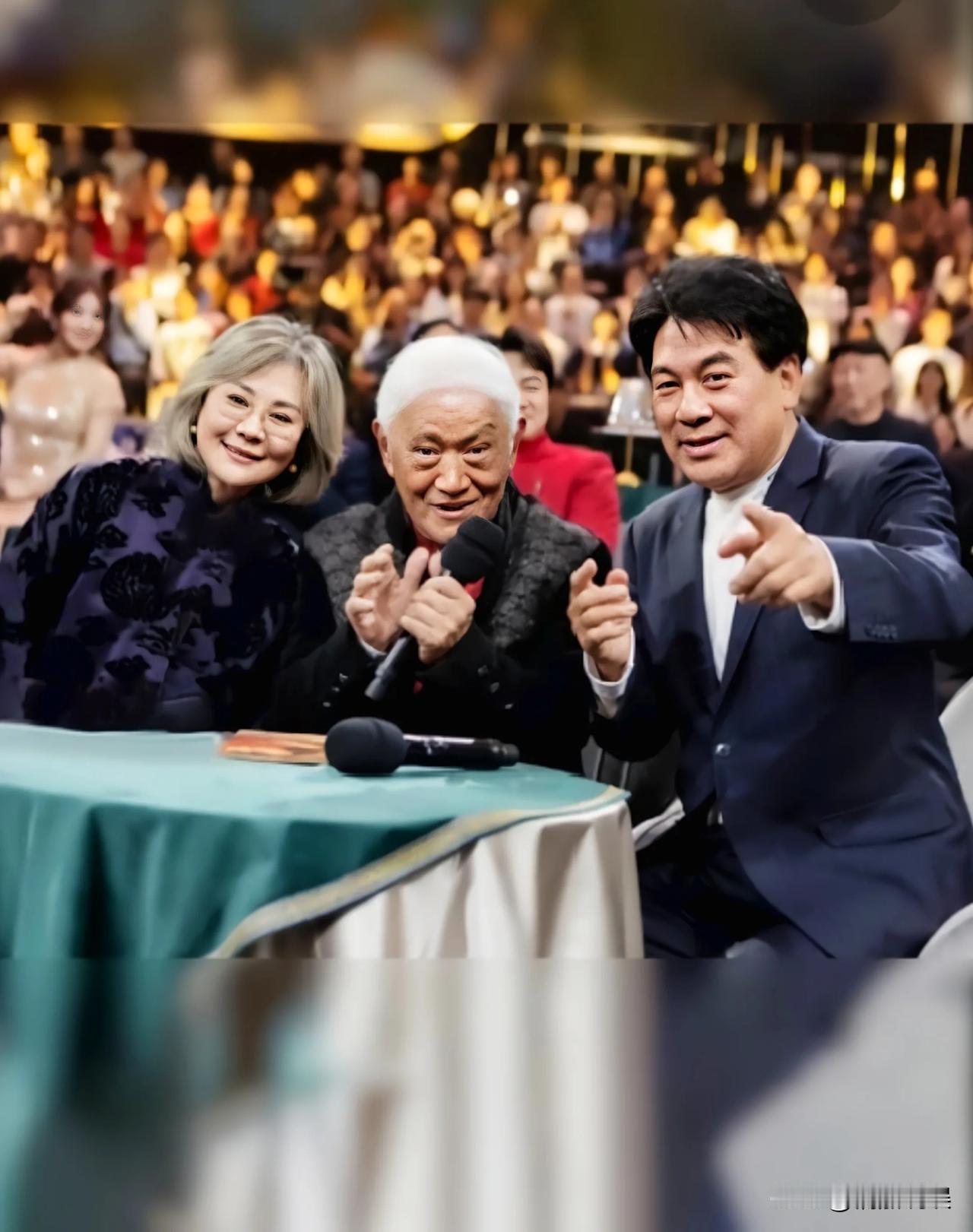 这三人同框了，满满的回忆杀啊！电影《牧马人》的主演，丛珊，朱时茂还有老戏骨牛犇