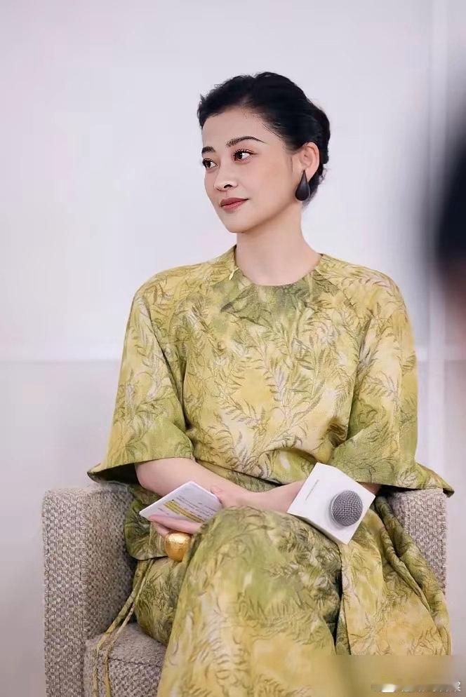 梅婷这条裙子，算是把中年女人的体面给撕开了。真正的氛围感，根本不是一件衣服能给的