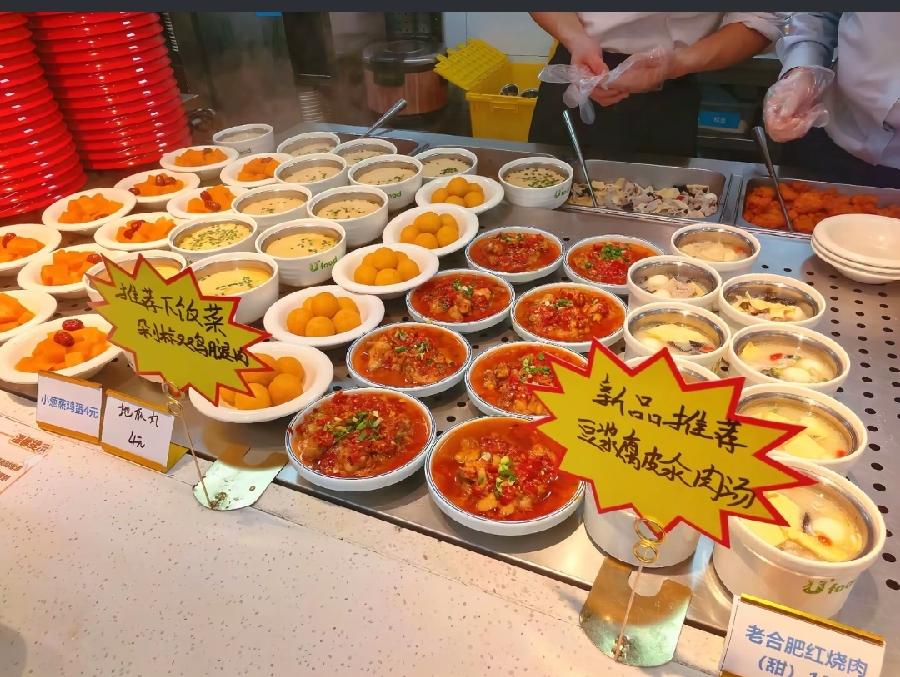 合肥长鑫工厂食堂实拍，饭菜很丰富很好吃，档次很高！早餐花卷包子点心饮料，午饭更是