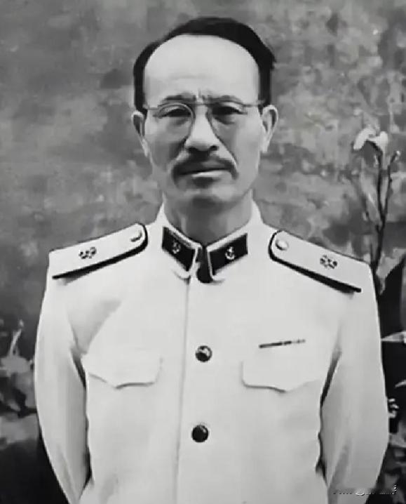 1955年授衔奇观：一位少将身旁，站着的是他昔日的警卫班长，如今已是威震四方的大