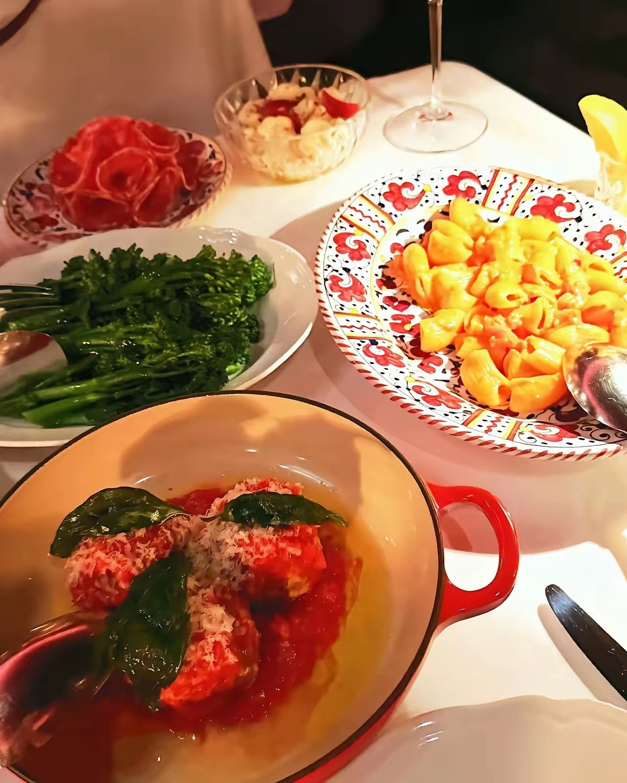 王诗龄晒出在英国过年，应该是和她妈在高级餐厅吃饭！这次她的衣服穿的挺好看，红色吊