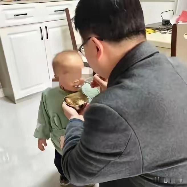 真的看哭了！四川宜宾这个3岁小女孩，每天饭点都会准时出现在邻居吴先生家门口。