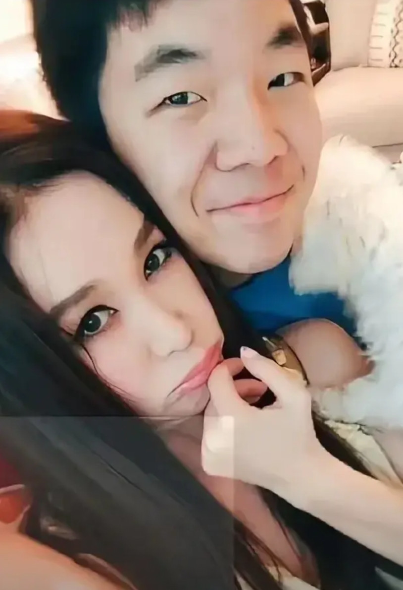 这个确实太亲密了。如果不知道他们是母子，肯定会认为这是一对甜蜜的恋人或夫妻。
