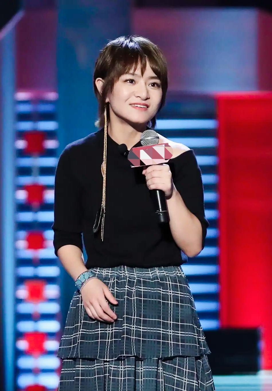 4月7日晚，曾被称为“脱口秀太后”的思文，在微博晒出儿子“多多”的背影照，官宣当