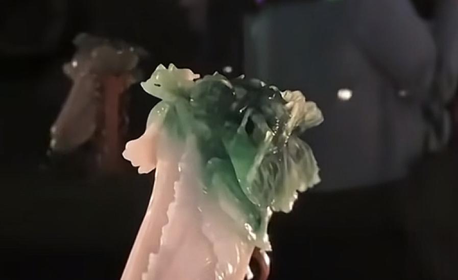 岛内林佳龙等“独派”分子把台北故宫博物院的“翠玉白菜”、“清院本清明上河图”等宝
