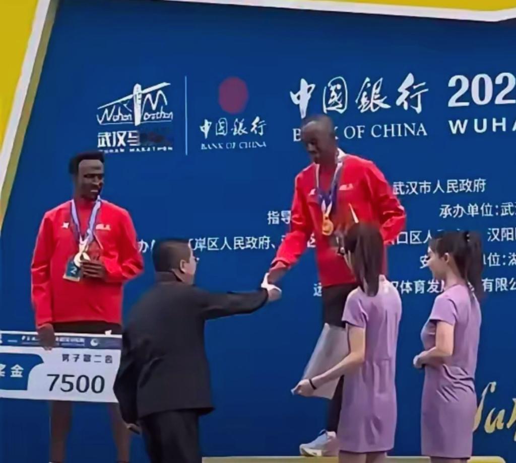 马拉松新规出台外国选手参赛需获得批准，目的是不想再出现黑人选手包揽所有奖金的现