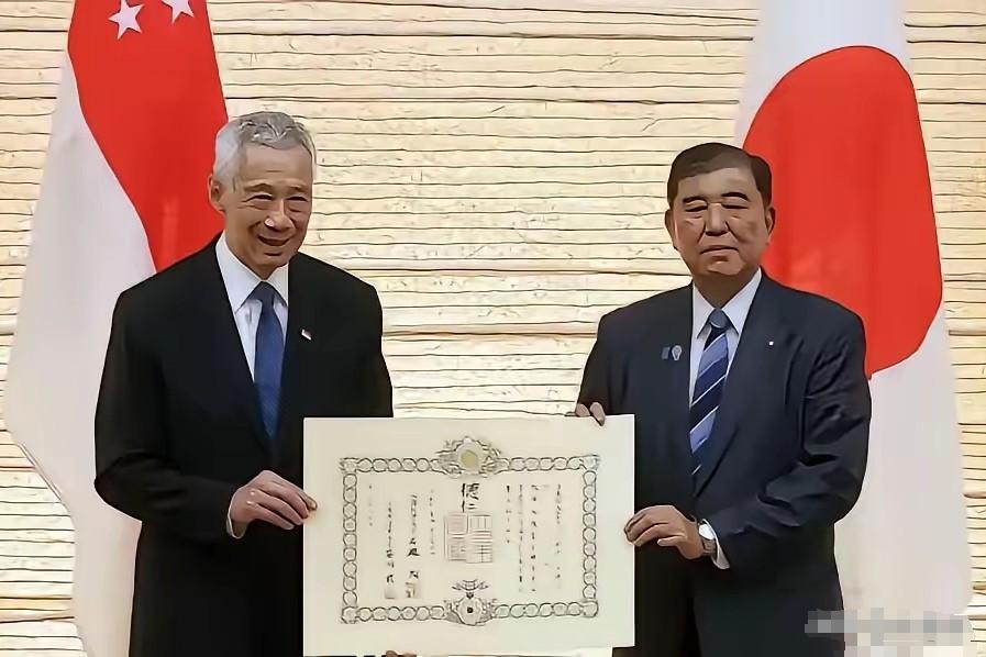 在临近93阅兵这个关键节点上，接受日本勋章的李显龙，在中国这里已经彻底降级了。以