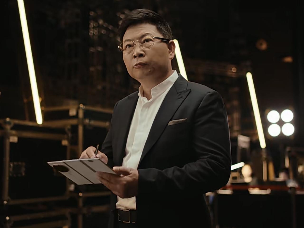 @余承东又用上华为新手机了！白色三折叠，9月4日将要正式发布的华为MateX