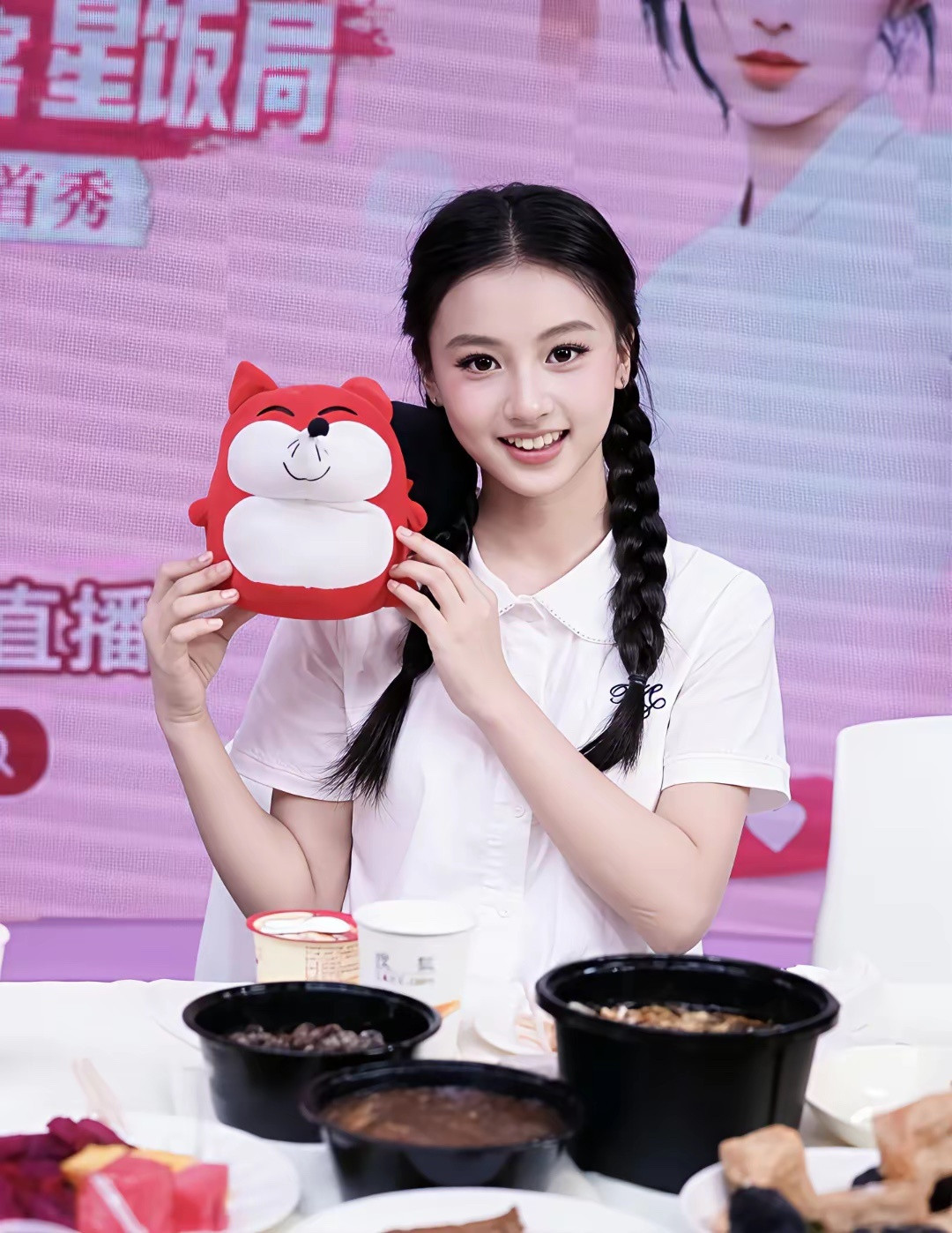 她的颜放到现在是什么水平。。。感觉她真的是漂亮的很有灵气，素素的反而比化妆更有魅