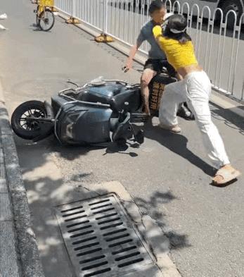 彻底失去理智了！7月27日，湖北武汉，一网友发视频称，一位女外卖员与一位老人骑车