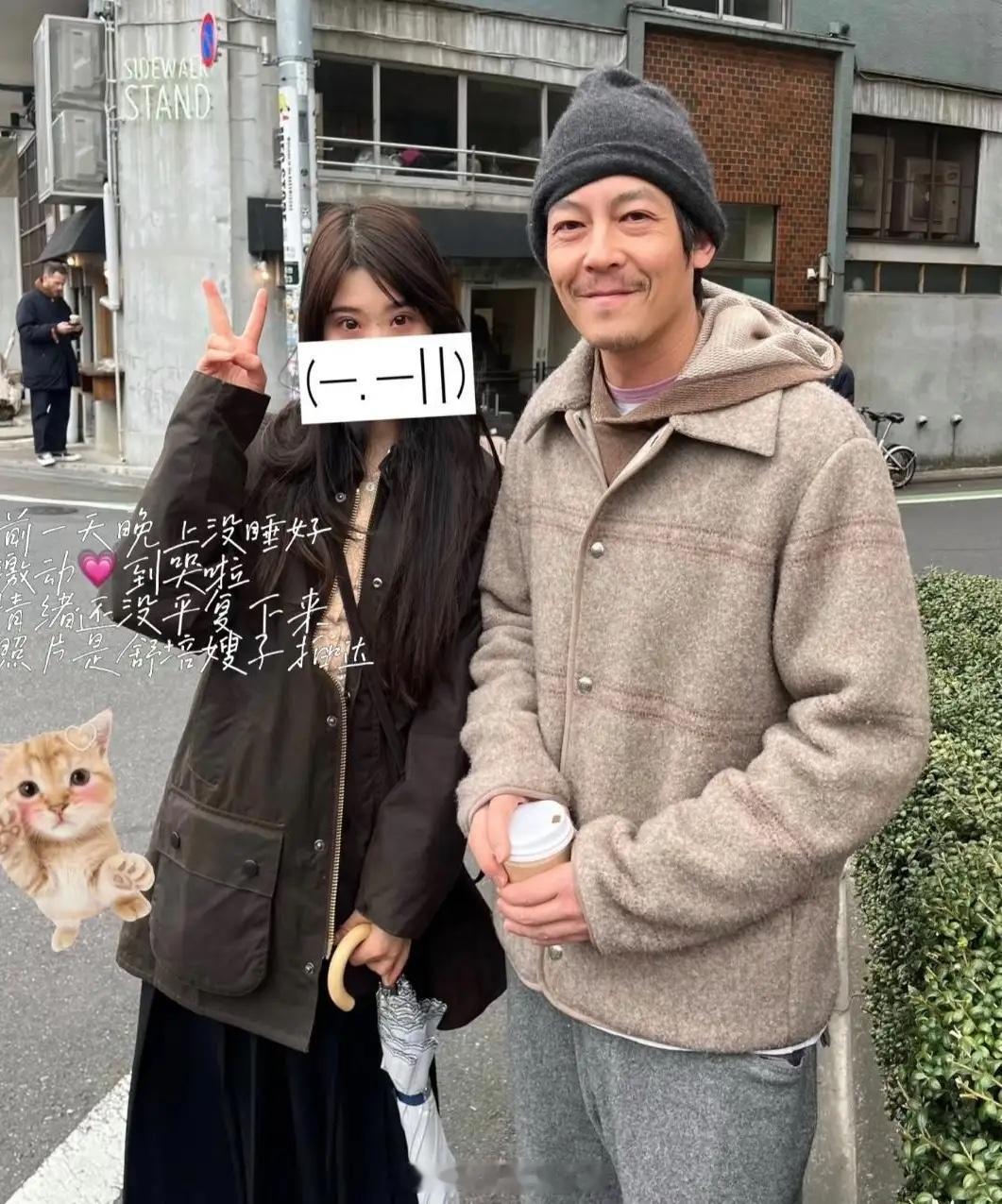 45岁陈冠希在日本街头被偶遇，他身穿一套休闲服，他的穿衣打扮朴素老气，双鬓和胡须