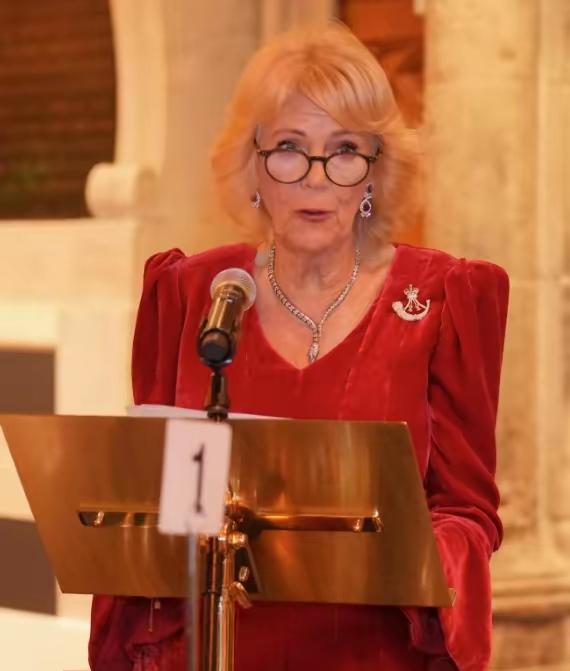 穿红也无用！卡米拉的地位，是越来越不稳了！小三上位的卡米拉，求来的地位和头衔，