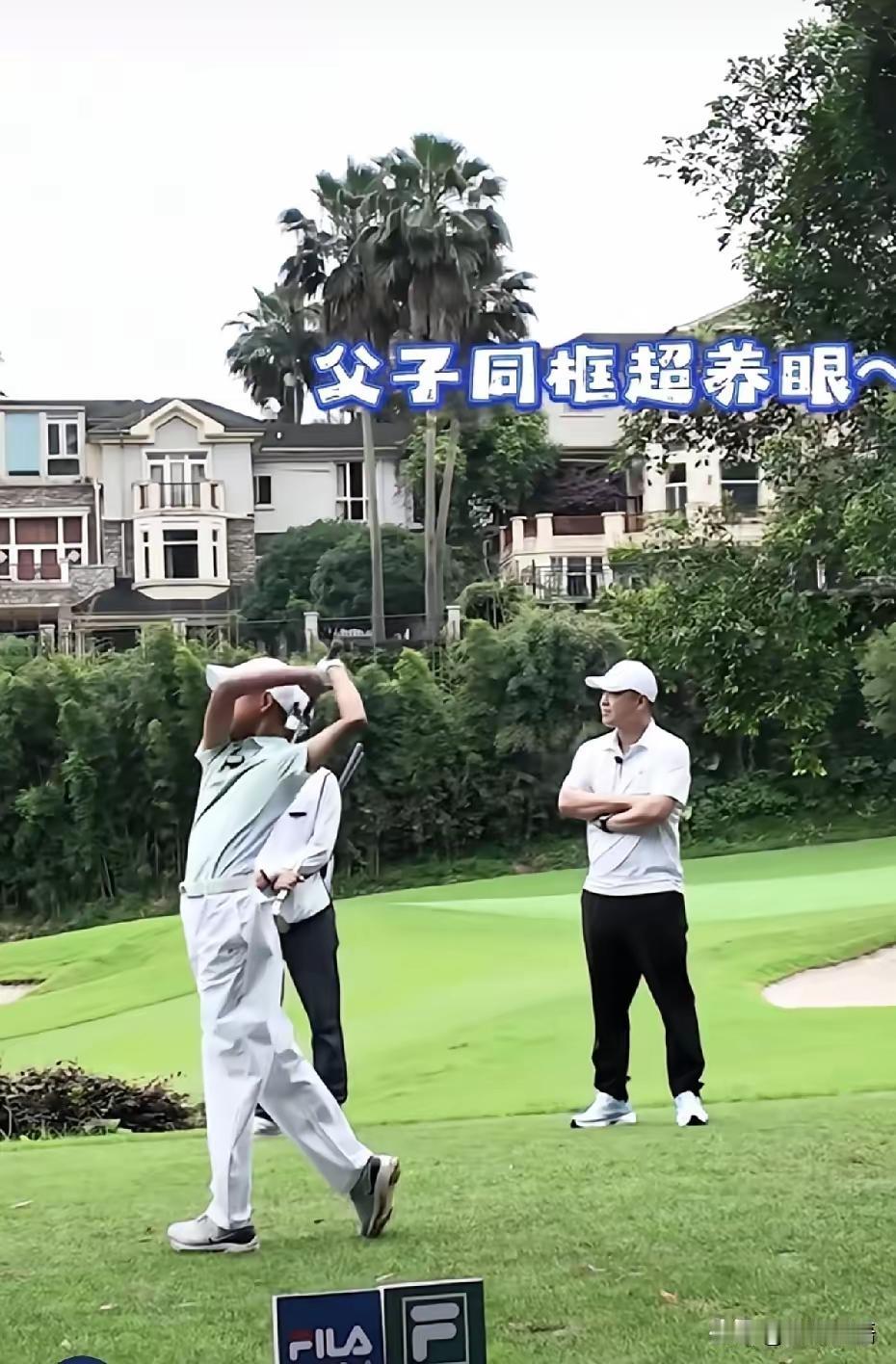 现在这么热的天，王皓陪大儿子海苔去重庆参加高尔夫球比赛，马龙北京带孩子出席户外活