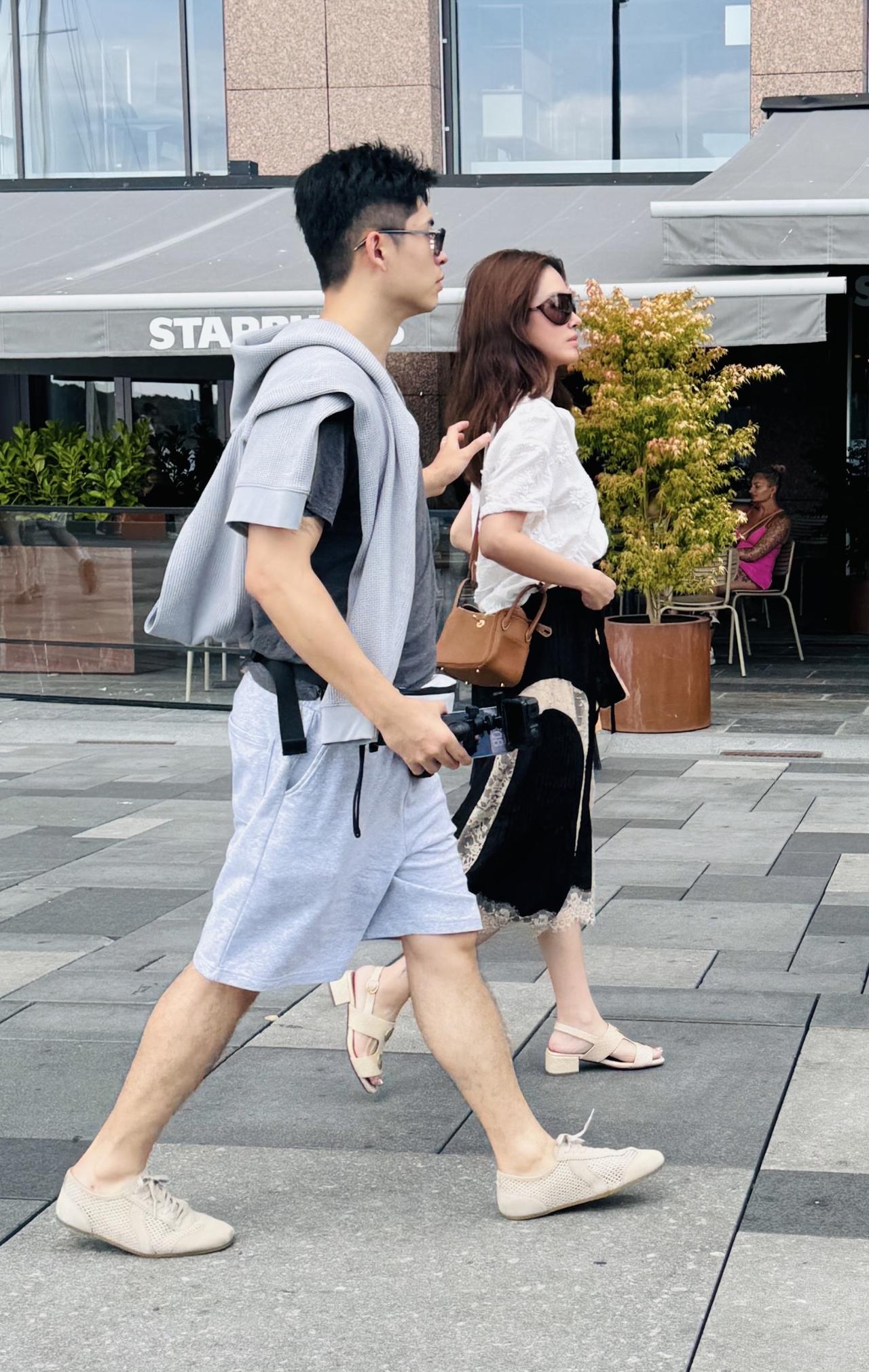 杨采钰和老公现身挪威，富二代老公好帅啊。7月12日，有网友在挪威偶遇杨采钰和