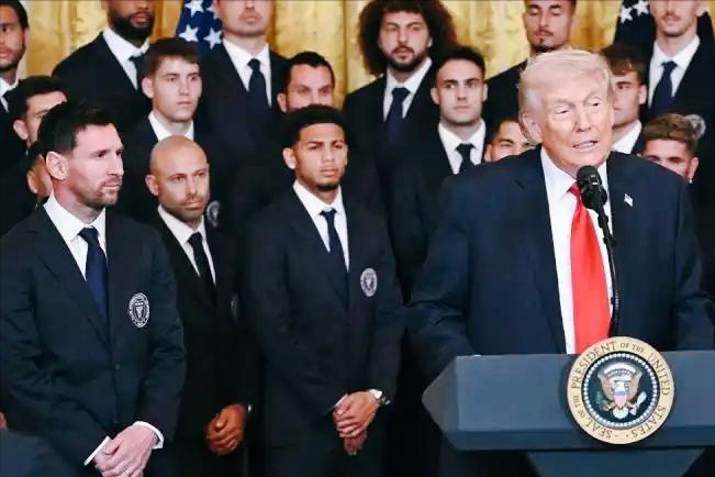 梅西白宫遭遇特朗普‘政宣’：体育荣耀沦为政治背景板，C罗、梅西都成他儿子偶像？