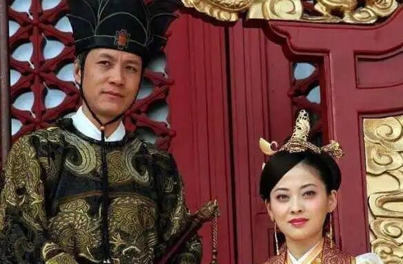 张居正被万历帝朱翊钧清算时，其生母李太后自始至终没有为张居正说过一句话，最终酿成