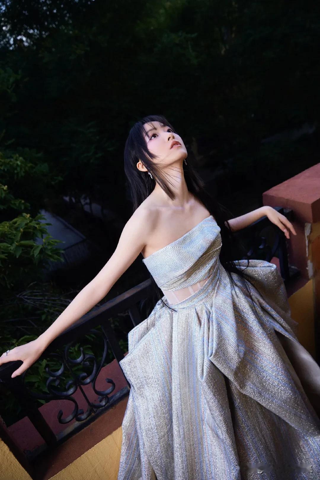 杨肸子，这位来自贵州凯里的00后苗族美女，简直就是从画中走出来的公主。她不仅颜值
