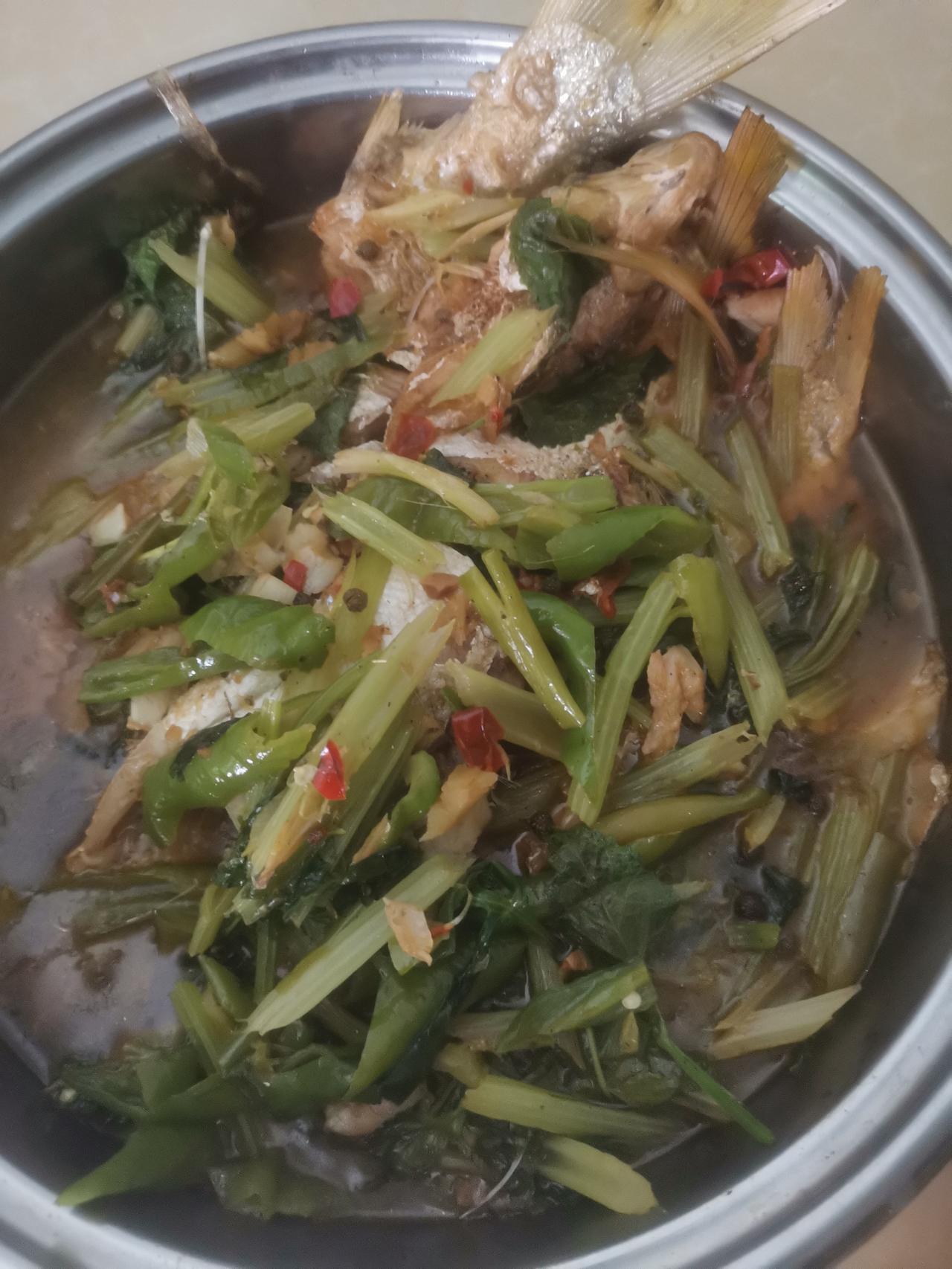 上午十点，来我妈家。我妈已经炖好了鱼，苦瓜，鸡蛋也炒好了。米茶也煮好了。我妈说