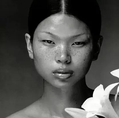 一直感觉，外国人在居心叵测的引导中国人的审美。而是在他们眼中，中国人就应该是小眼