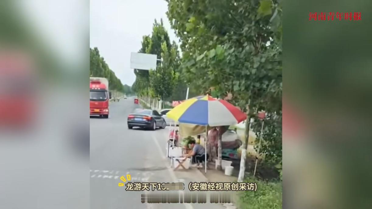 “看哭了！”8月27日，山东临沂，一位货车司机在经过县道时，发现路边有卖西瓜的瓜