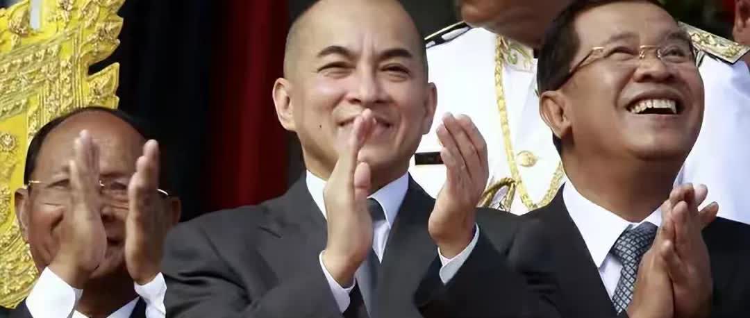 西哈莫尼国王跟洪森亲王在一起，多么有喜剧感，真的是好兄弟。兄弟情深，相濡以沫。