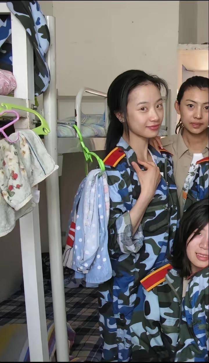 清纯脸，疯批命。​考古李梦才懂什么叫反差杀。18岁扎马尾，清纯得像校园白月光；如