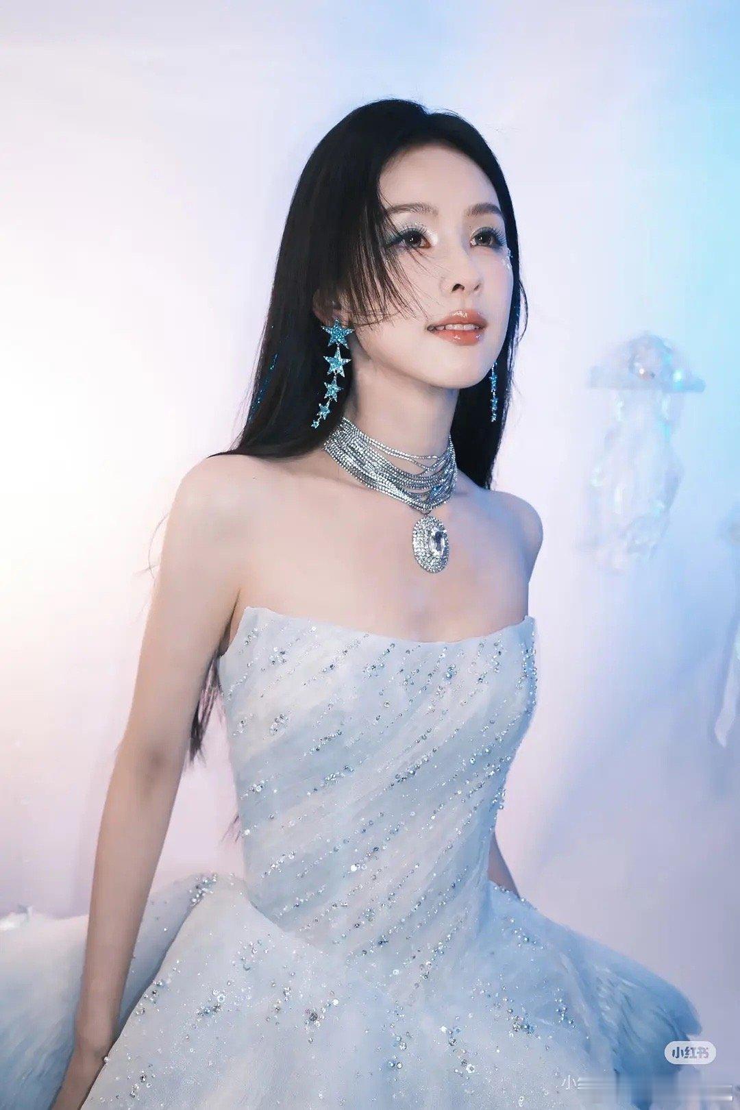 陈都灵自身眼睛这个条件，化妆师已经帮了她很多了