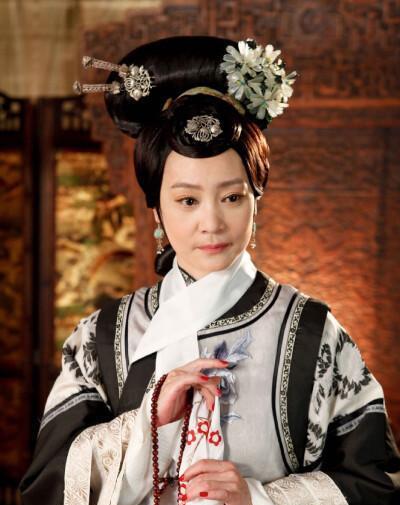 50多岁的康熙皇帝，在翻牌子时还经常翻年纪偏大的德妃的牌子，宫女们不禁悄悄说：“