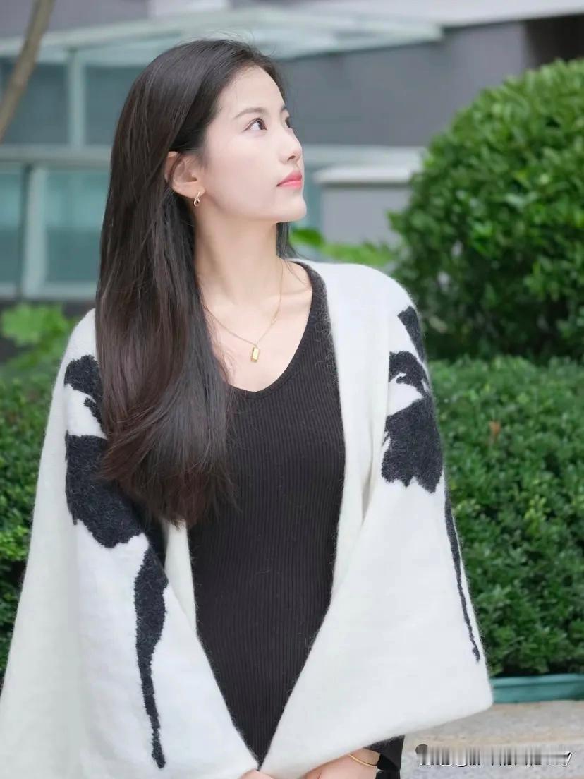 冬日生活打卡季冬日里，优雅美女的穿搭总是让人眼前一亮。就拿袁泉来说，她的冬季穿