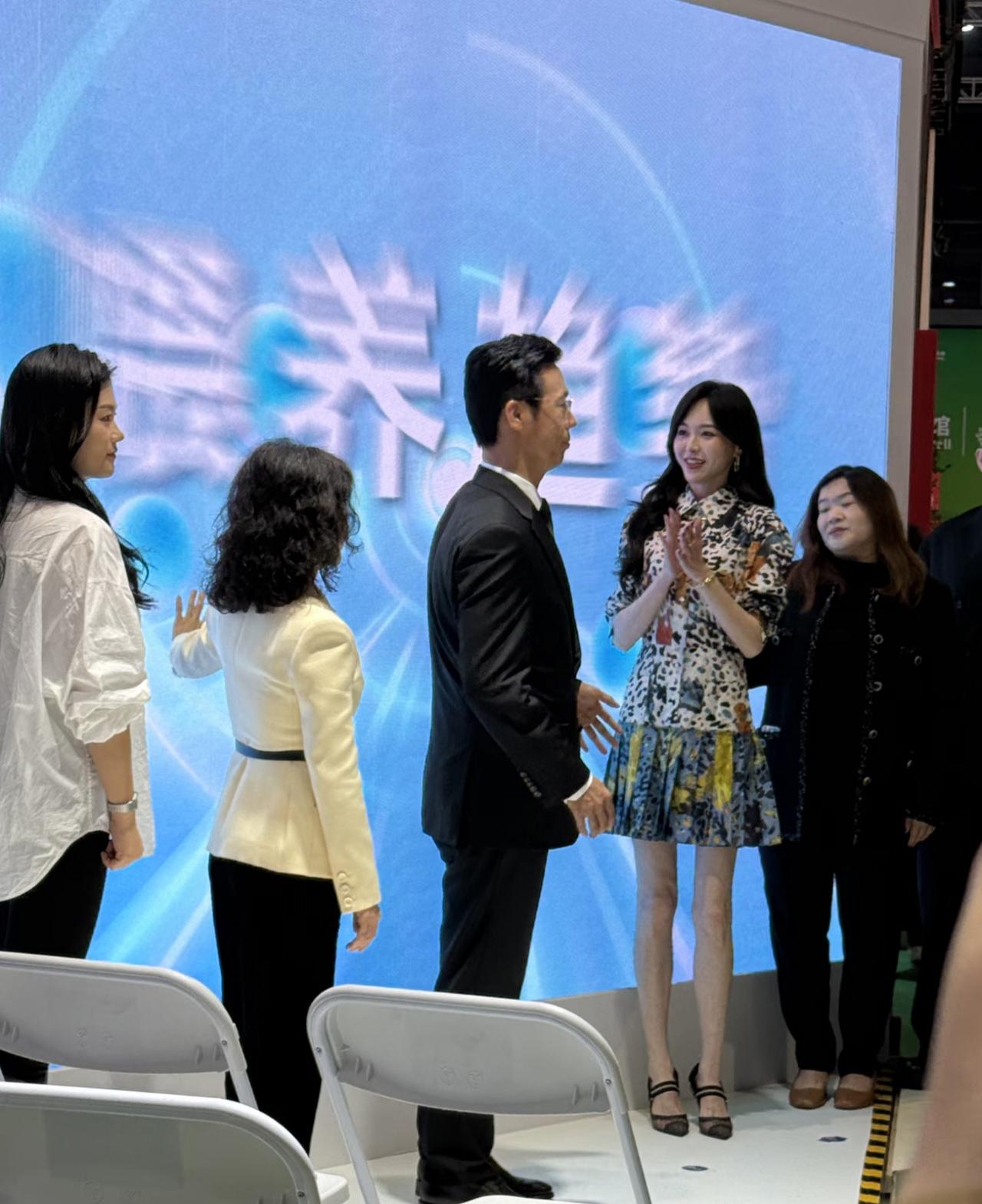 唐嫣的美貌被低估了，本人比剧里好看太多了，她眼睛又圆又大又有神很漂亮其他五官一般