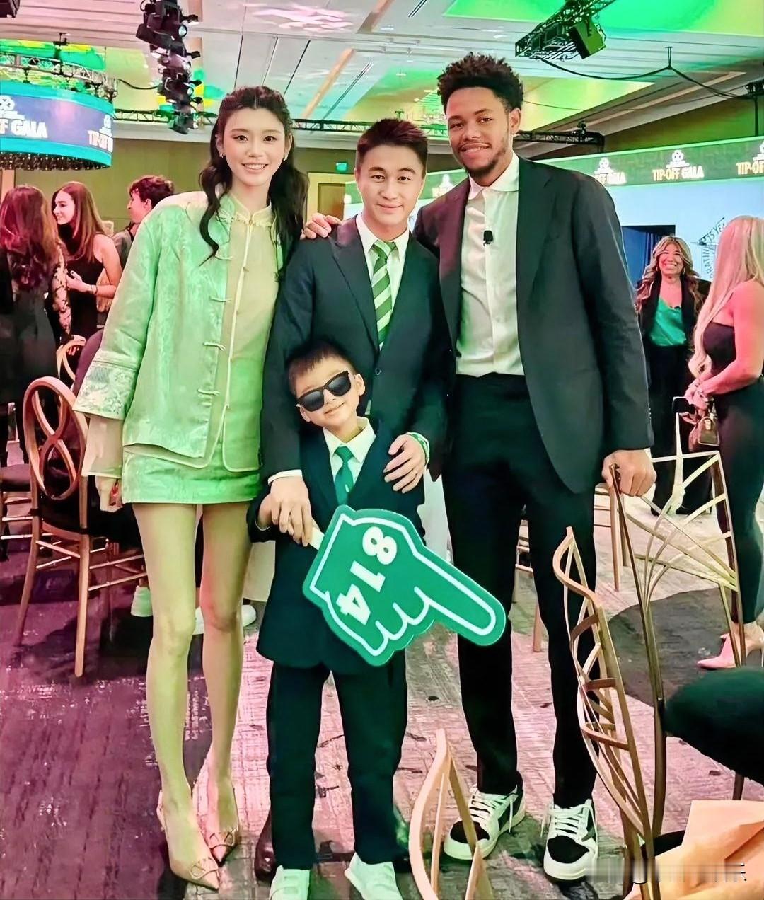 奚梦瑶没想到何猷君也没想到他们5岁的儿子居然完美继承了超模妈妈的身高。