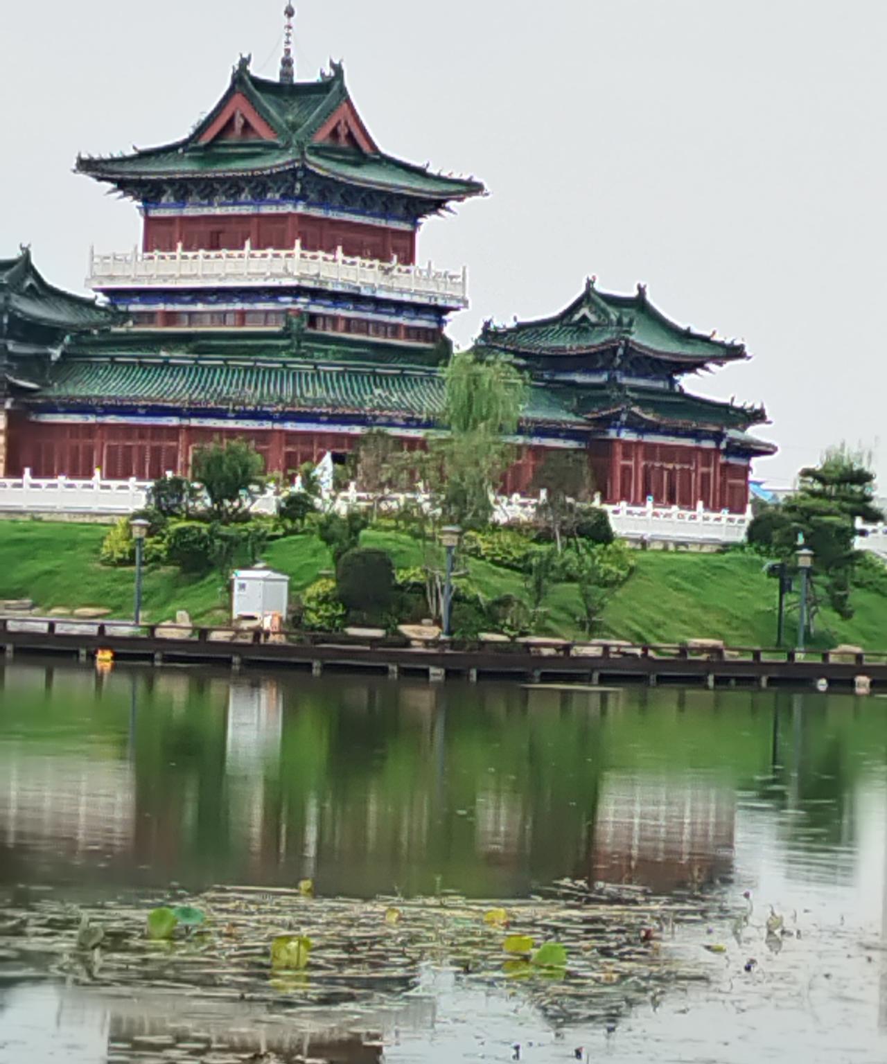9月21日，星期日，阴天，有时小雨。开封金明池，四周栈道已贯通。细雨中沿栈道绕