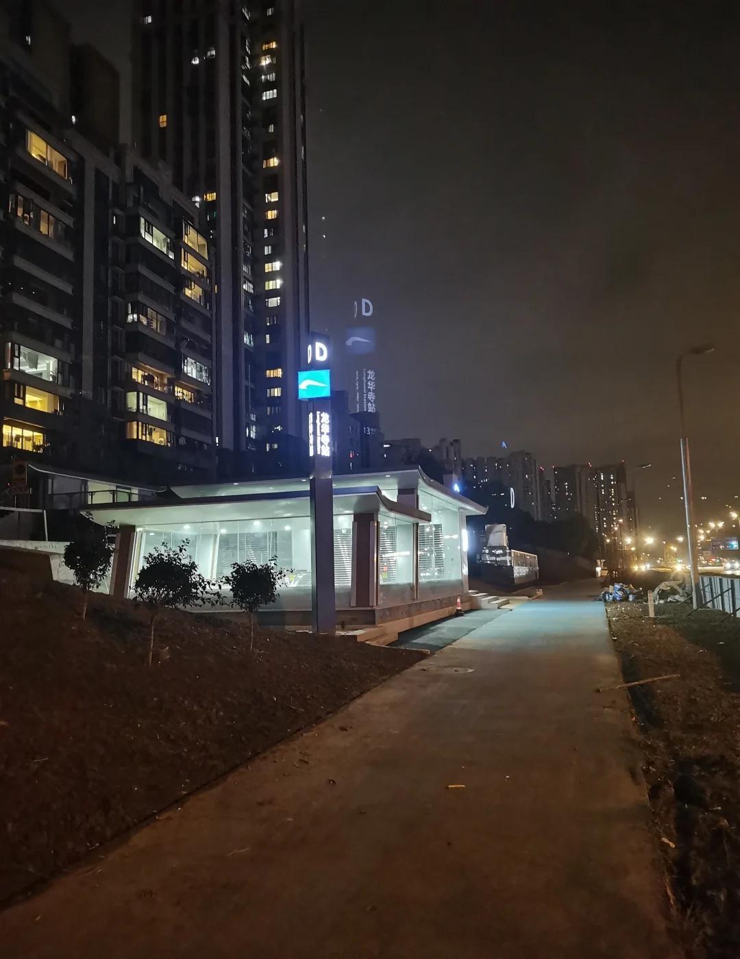 成都地铁13号线快通车了前几天坐地铁，发现地铁线路图已经把13号线和30号线及