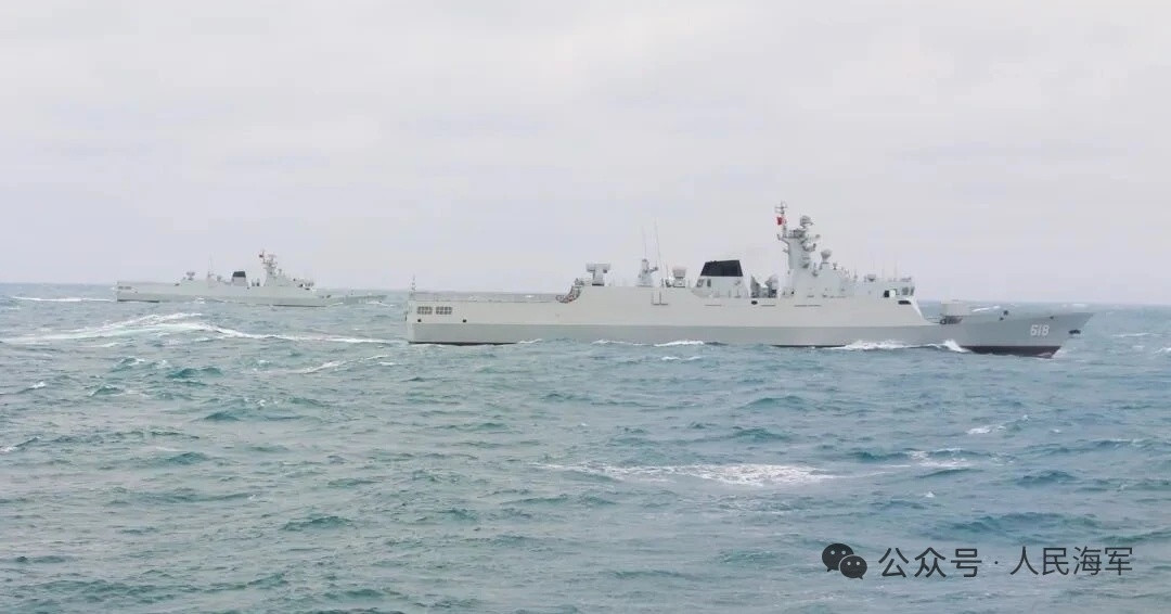 海上的054A、056A、22导快岸上鹰击-12B发射车等协同训练“敌”无人艇：