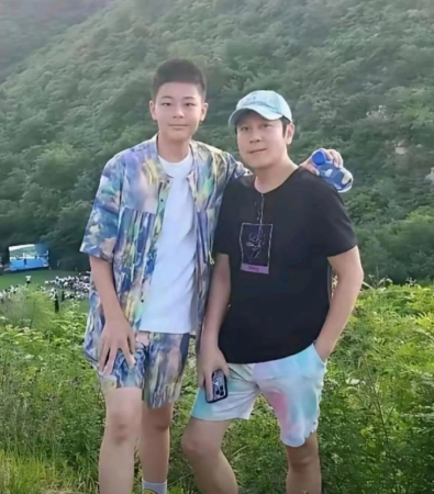 蔡国庆的大儿子1米8多了，但小儿子长得更帅气​​​