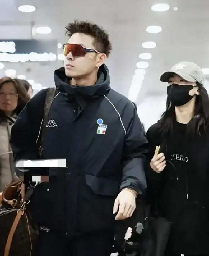 年货！机场手推车，满满当当，他俩就那么推着走！2024农历年前，吴谨言那顶渔夫