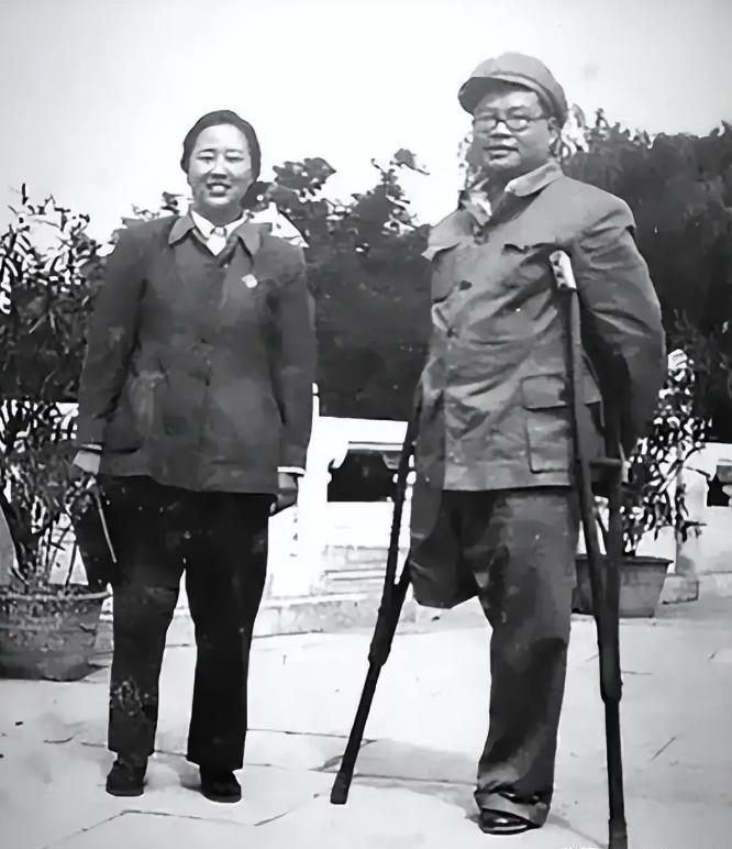 1959年，有“贵州王”之称的王家烈来到北京参加会议。毛主席见到王家烈后，便笑着