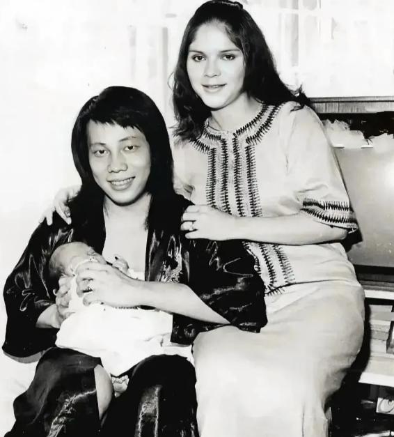 梁小龙与首任妻子全家福曝光，夫妻2年内先后去世，只剩下女儿了！2026年刚开