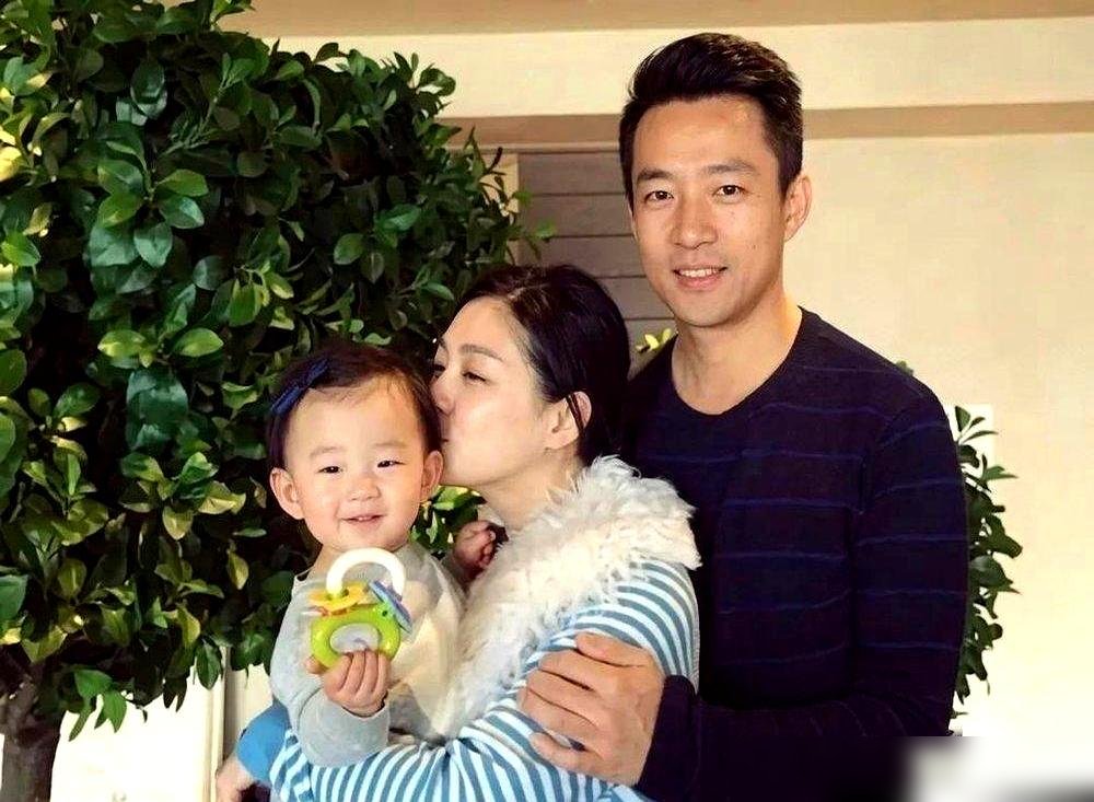 汪小菲现在跟马筱梅出门，腰杆挺得跟标枪似的，连保镖都不带了。前两天俩人被拍到去红螺寺上香，穿得跟普通