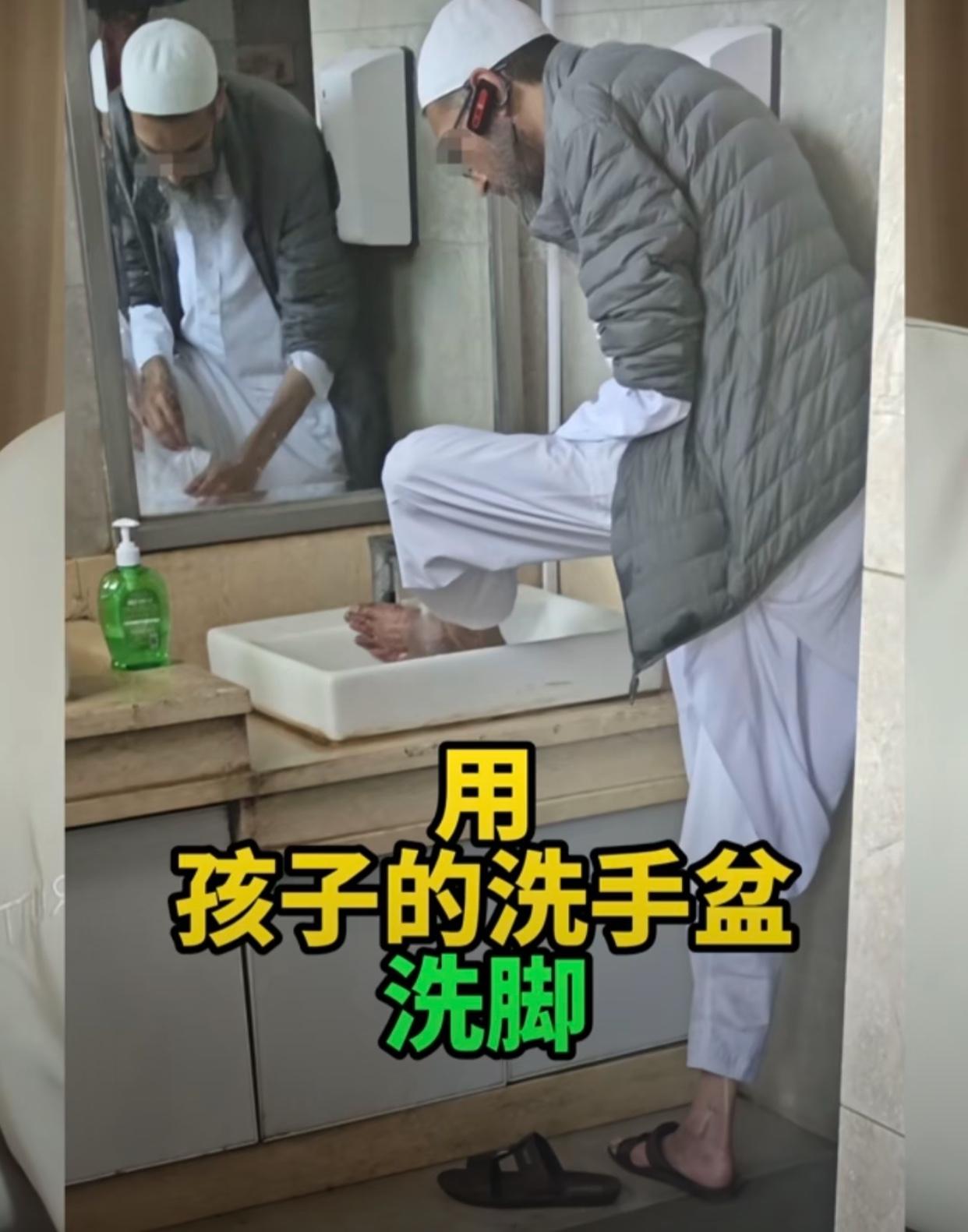 陕西西安，6月26日中午，一博主去秦始皇兵马俑博物馆参观，在他去公厕时，偶遇到一