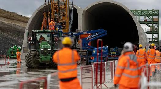 英国高铁又整活了！为了省钱竟想降速，将高速列车送往中国测试。英国的HS2高铁