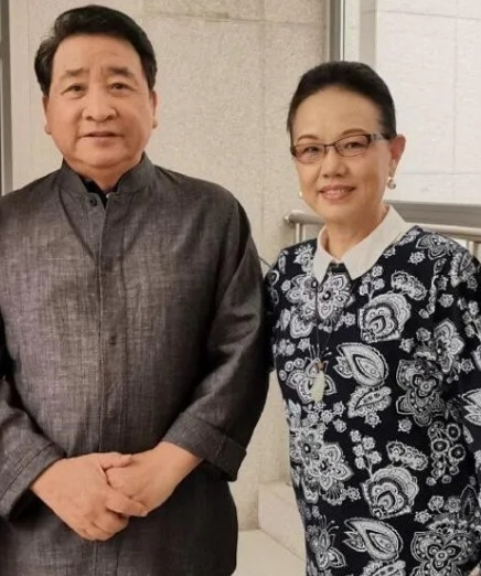 当年，姜昆的妻子李静民从国外回来，竟发现家里多了个小男孩，问他姓什么，他说姓姜，