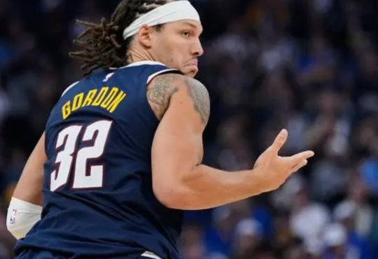 快船的科林斯,能与掘金的戈登相比吗?NBA上赛季的季后赛首轮,快船被掘金淘汰,