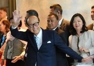 李嘉诚果断大规模抛售英国资产，可能是已经嗅到了不同寻常的危机感！据每日经济新闻2