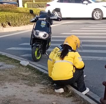 外卖员见的多了，可如此体贴有粘人的情侣外卖员见过吗？此二人是一家大食堂外面的外卖