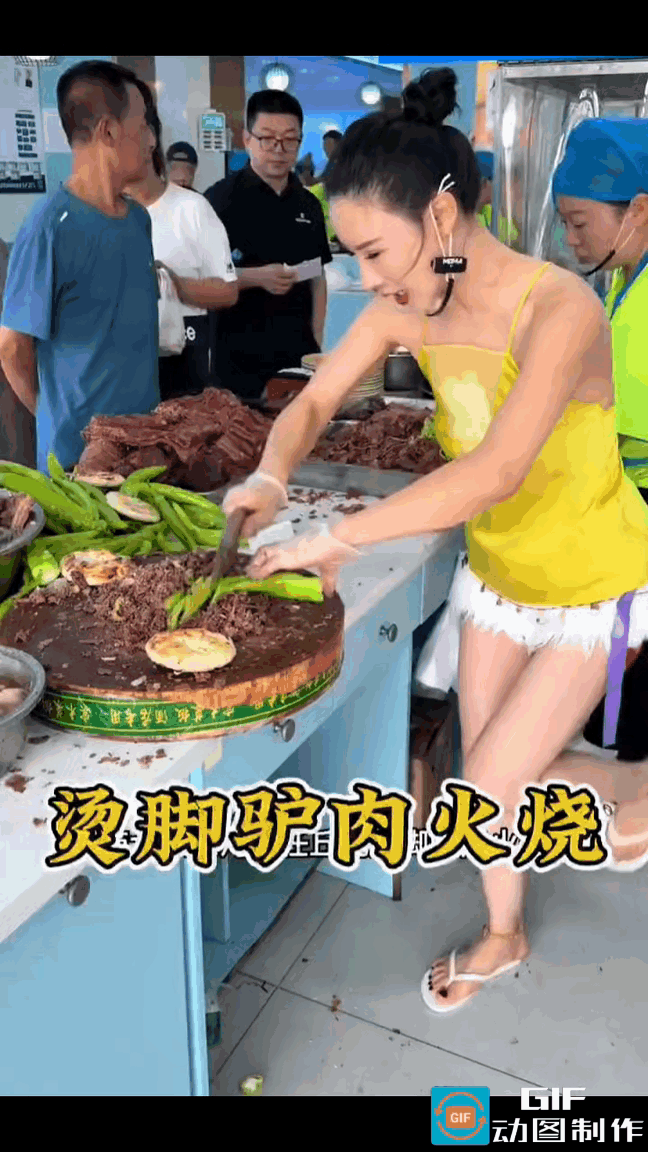 美女的驴肉火烧卖得太火爆了，远近十里闻名，慕名而来的食客排起了长长的队伍，美女忙