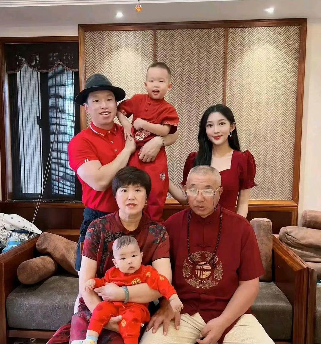 不得不说，他家的基因太好了，这么漂亮的老婆都撼动不了他家的基因