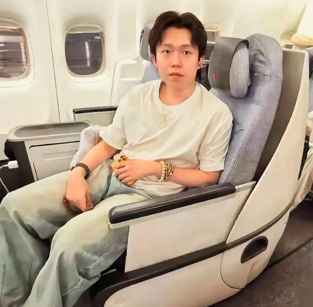 国乒这次出征，机舱座位安排挺有看点：孙颖莎和肖指导坐头等舱，王楚钦坐了商务舱，听