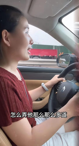 笑的眼泪都流出来了！江苏，女子第一次开车走高速，当马上到收费站口的时候女子慌了，